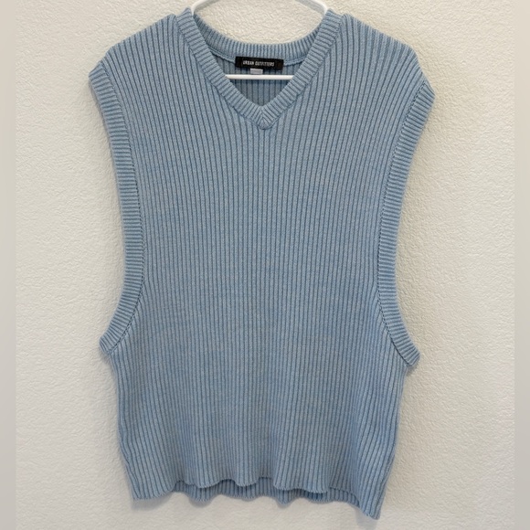 Urban Outfitters Men’s V-Neck Ribbed Sleeveless Sweater - Picture 2 of 4